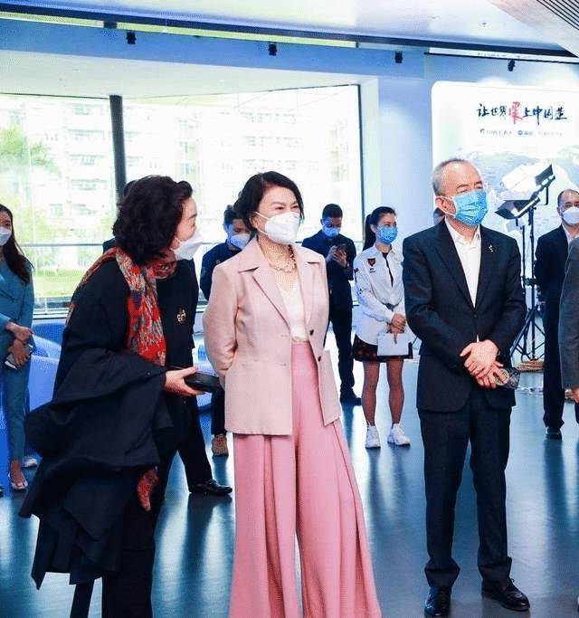 董明珠真会赶"时髦",针织开衫配阔腿裤高级大气,渔夫帽好洋气_色彩