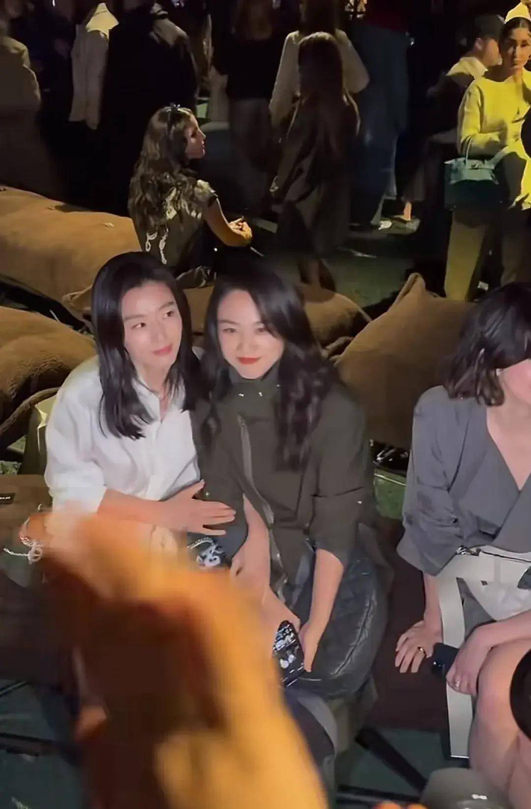 中韩女星同框,全智贤连拉汤唯合照,还特意整理头发_身材_管理_镜头