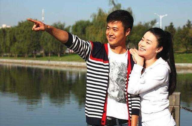 关婷娜:化妆助理当演员,被赵本山一手捧红,身材姣好却至今未婚_父母
