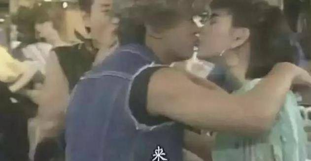 周星驰不婚原因浮出水面,答案就"藏"在他一直不愿摘的帽子里_罗慧娟