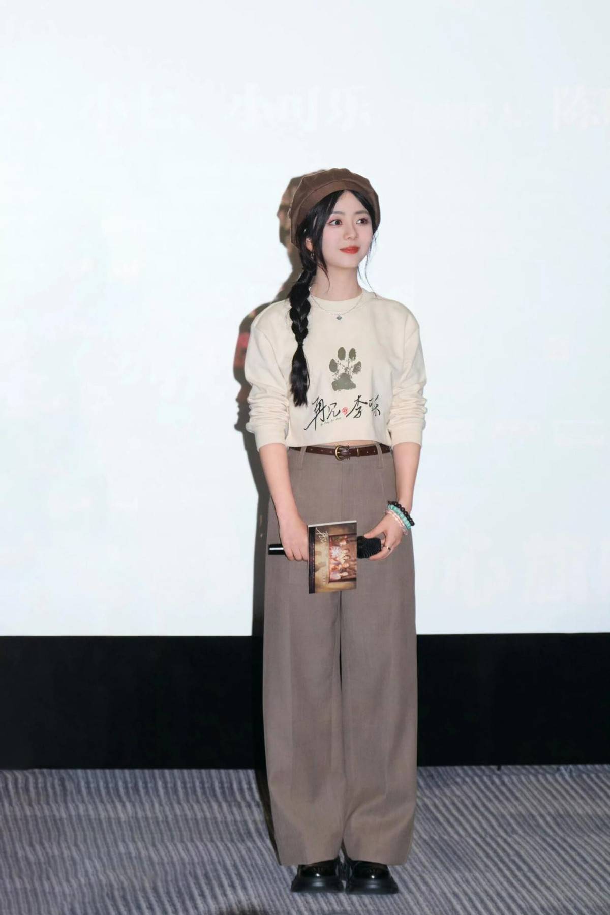 谭松韵带火了2024春季穿搭:短卫衣 阔腿裤 乐福鞋,时髦又减龄_休闲风