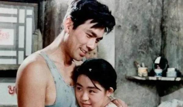 1994年舞台,朱时茂大变活人,充当道具的女孩,如今已经红遍全国_梅婷