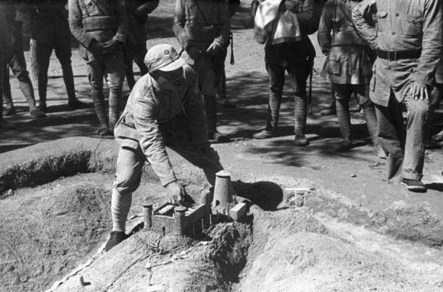 炮楼是日军为中国游击队量身定做,而且仅用于中国战场的军事设施_铁丝