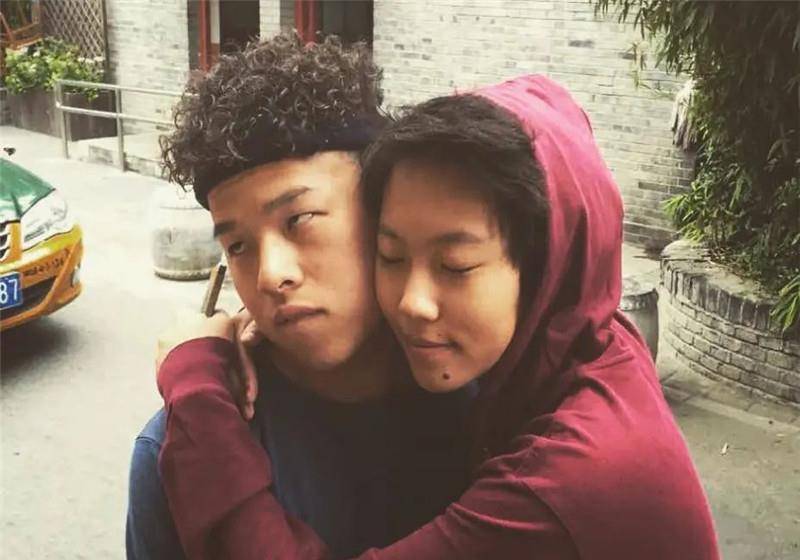 新恋情?王菲女儿窦靖童与一男子穿情侣装,照片合影十分亲密.