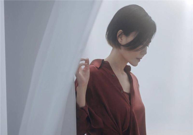 王菲策划大片!50岁仍灵气十足,身材纤细令人羡慕._照片_年龄_谢霆锋