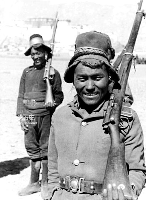 老照片:由英国人插手训练的藏军 新年时在布达拉宫广场阅兵_西藏_进行