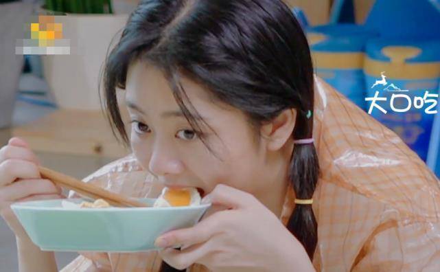 谭松韵吃葱油拌面,却忘了镜头在录着,吃完想起来解释,网友:不必了