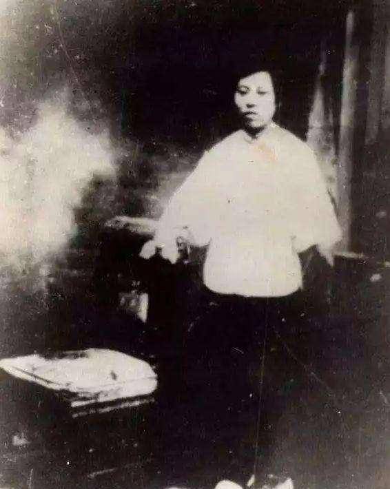 父母给他娶了一位妻子,他气得婚后睡书房,妻子一举