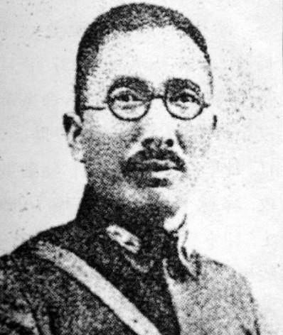 1981年军长后人去陵园上坟,发现墓坑被占,两年后民政