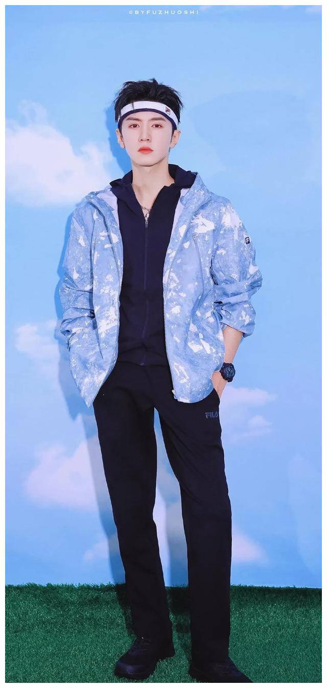 原来陈哲远的身材这么好,穿衣显瘦,脱衣有肉,在晒出的健身照中,腹肌更