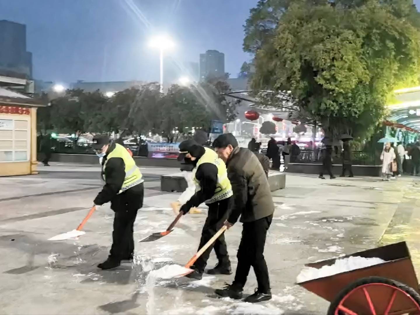 手推铲雪车,手推滚雪车,汉口站广场两大"神器"除冰粒_见习_陈星雨