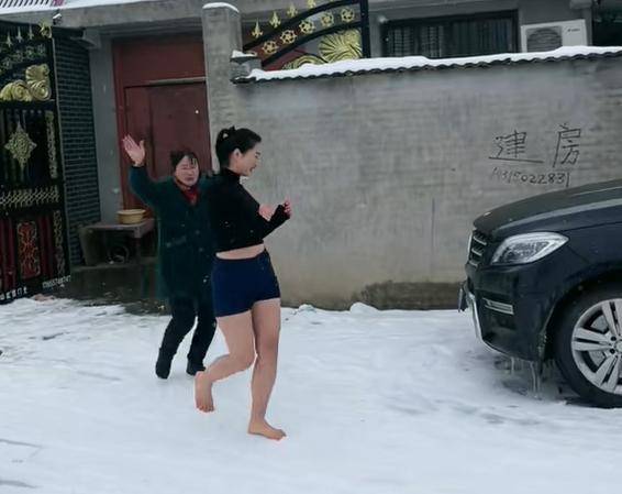 女生赤脚 冰天雪地图片