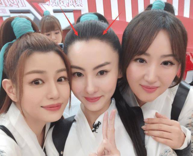 《姐姐2》合影,周笔畅闭眼可爱十足,40岁张柏芝站c