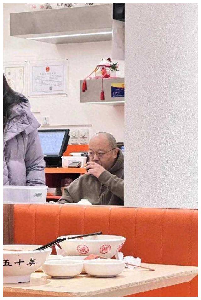 55岁的窦唯在小店就餐,衣着简朴却遇见了"偶遇"?_生活_低调_角落里