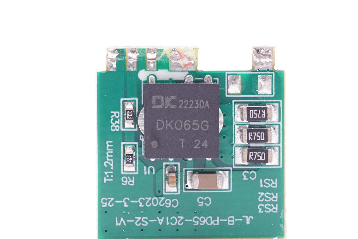 g,充电头网使用chargerlab power-z km003c实测usb-c1口支持fcp,scp