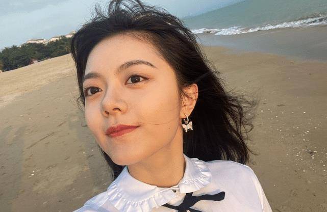 赵今麦海边度假,沙滩作画可爱十足,"仰拍角度"却暴露细纹和黑头_外套