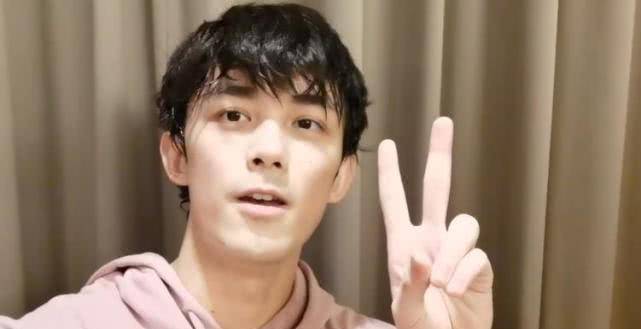 吴磊近照堪称"睫毛精",当镜头贴脸上,素颜双眼皮比p的还自然_小时候