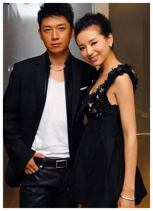 对于潘粤明和董洁来说,过去或许充满了遗憾和伤痛,但未来的路还很长.