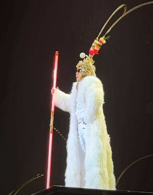 张卫健时隔28年再扮孙悟空,回忆值拉满,太太张茜开心到手舞足蹈_演唱