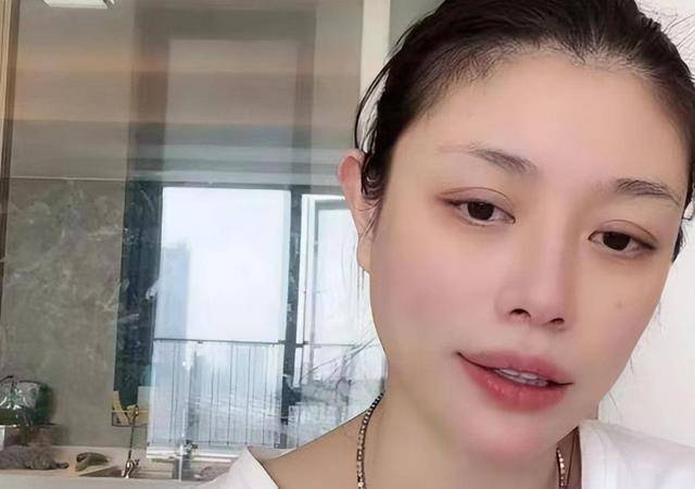 汪峰前女友葛荟婕直播中嚎啕大哭:小苹果与生父关系复杂_家庭_故事