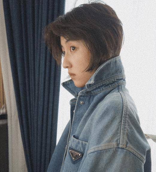 张子枫521晒照,穿男生牛仔外套毫无违和感,"鸟窝头 "像刚睡醒_眼神