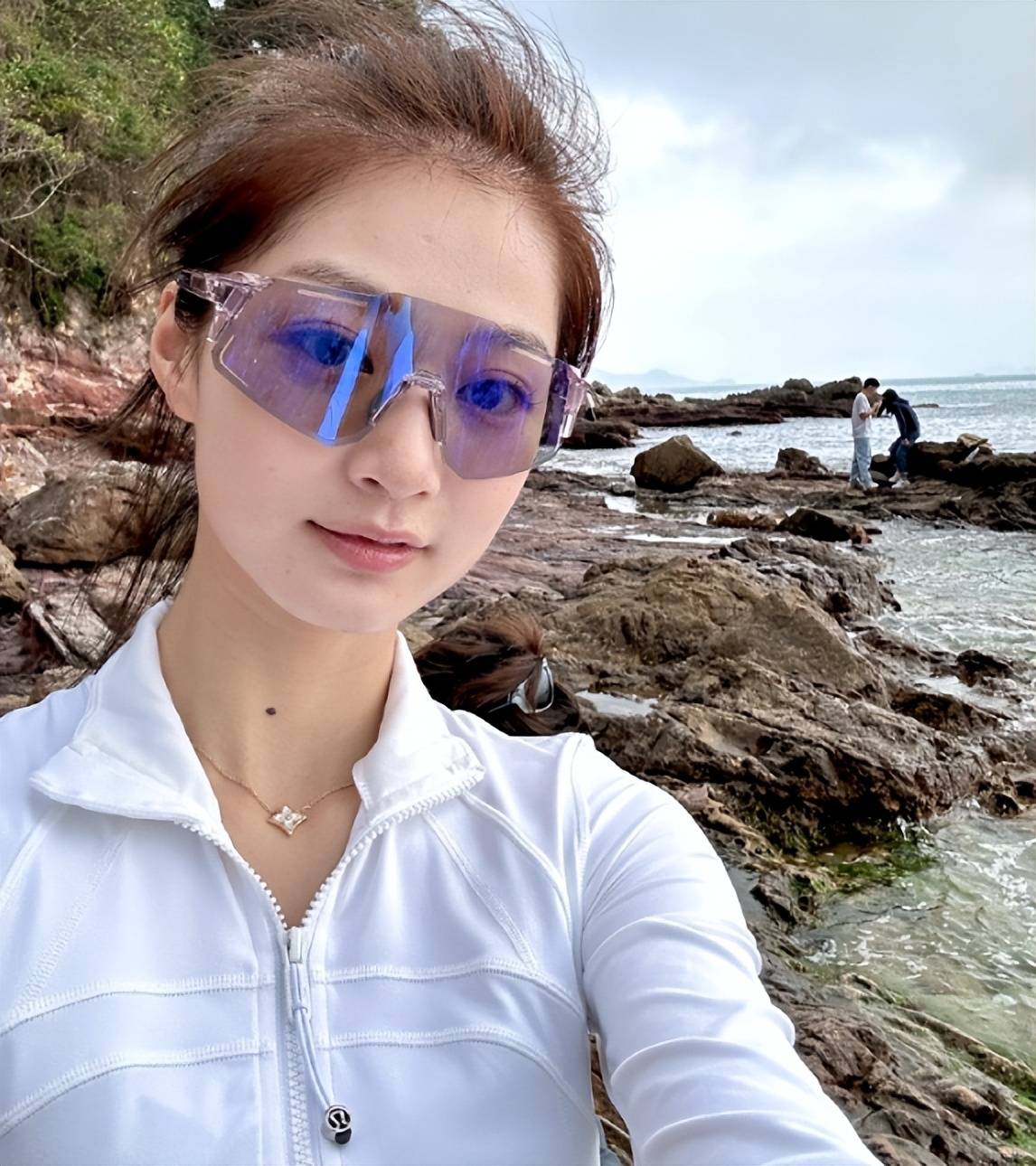 冯琳:正月十三打卡深圳桔钓沙,戴着变色墨镜穿瑜伽裤拍写真大片_卫视