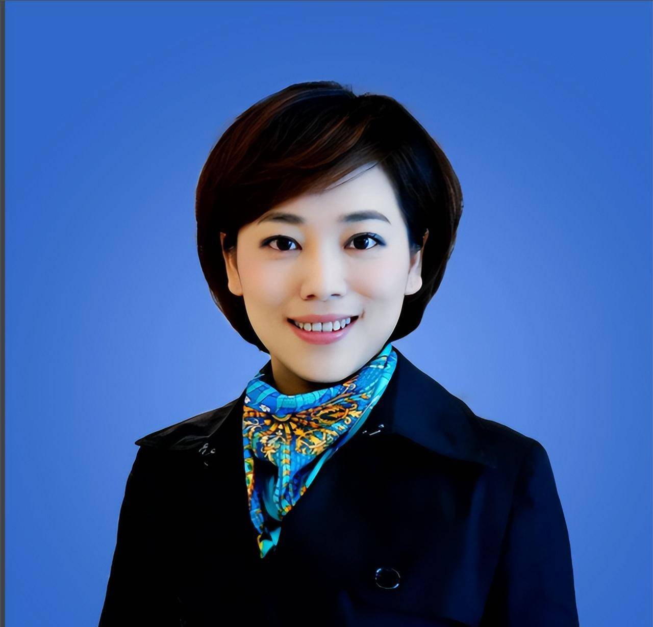 了具有更高专业性要求的法制节目组,担任了《中国法治报道》的主持人