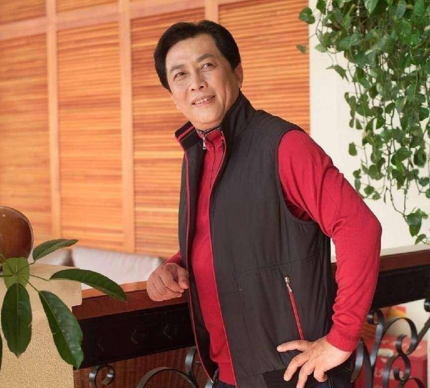 唐国强现状:国内淘金,妻儿在国外花,为残疾儿子的婚恋担心_唐英涵