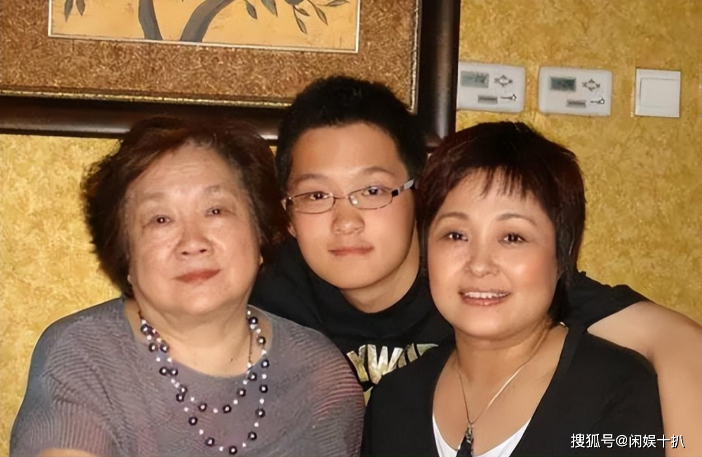 演员傅彪病逝19年了,遗孀张秋芳拒绝改嫁,如今她过得怎么样?