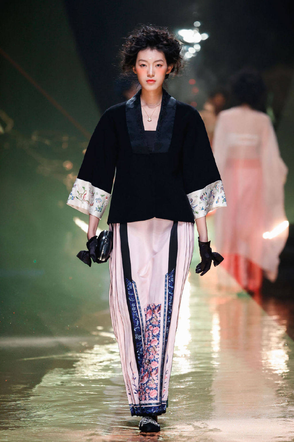 时装周t台上爆款新中式设计怎么选?_传统_中国_春夏