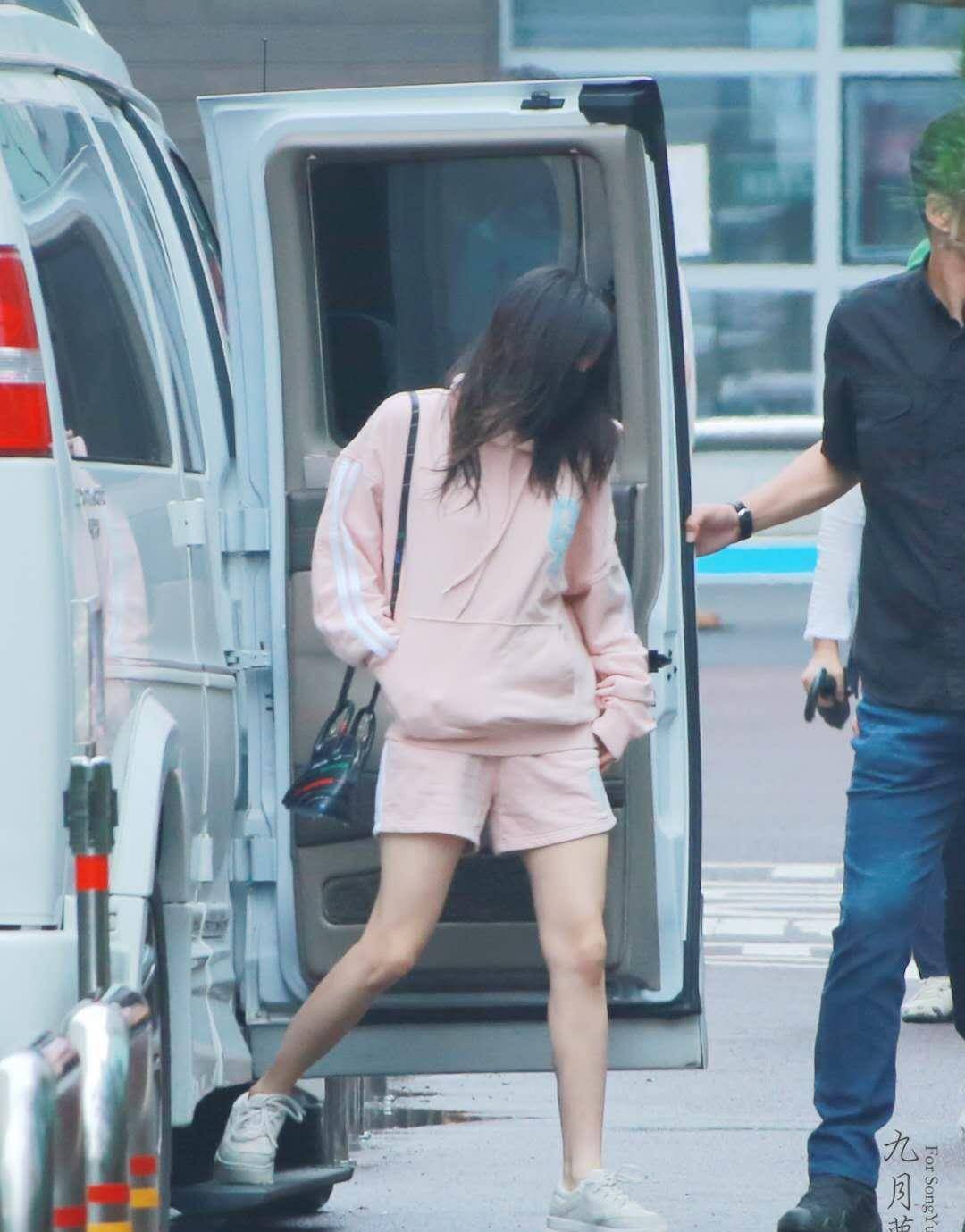 宋雨琦被嘲胖后暴瘦,如今连裤子都撑不起来,小白腿美到自闭_的设计