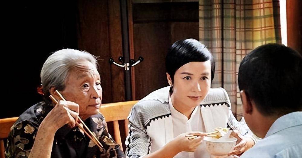 国家一级演员柏青:因病去世千人含泪送别,23岁孙子更是国人骄傲_母亲