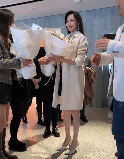 唐嫣现身脸上出现"幸福肥",浓妆气质显成熟,有说有笑心情大好_活动