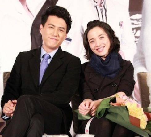 跟赵薇,黄晓明和陈坤等人都是同班同学,李佳毕业后拍了不少的影视作品