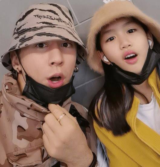 张伦硕一家三口逛街,钟丽缇捂太厚被吐槽:21 ℃还穿加绒卫衣_女儿