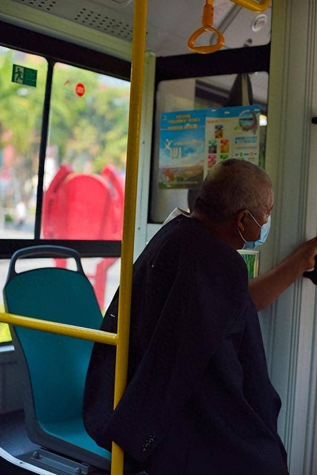 开封:高中生在公交车上给大爷让座,大爷开启"酣畅淋漓"表扬模式_男生