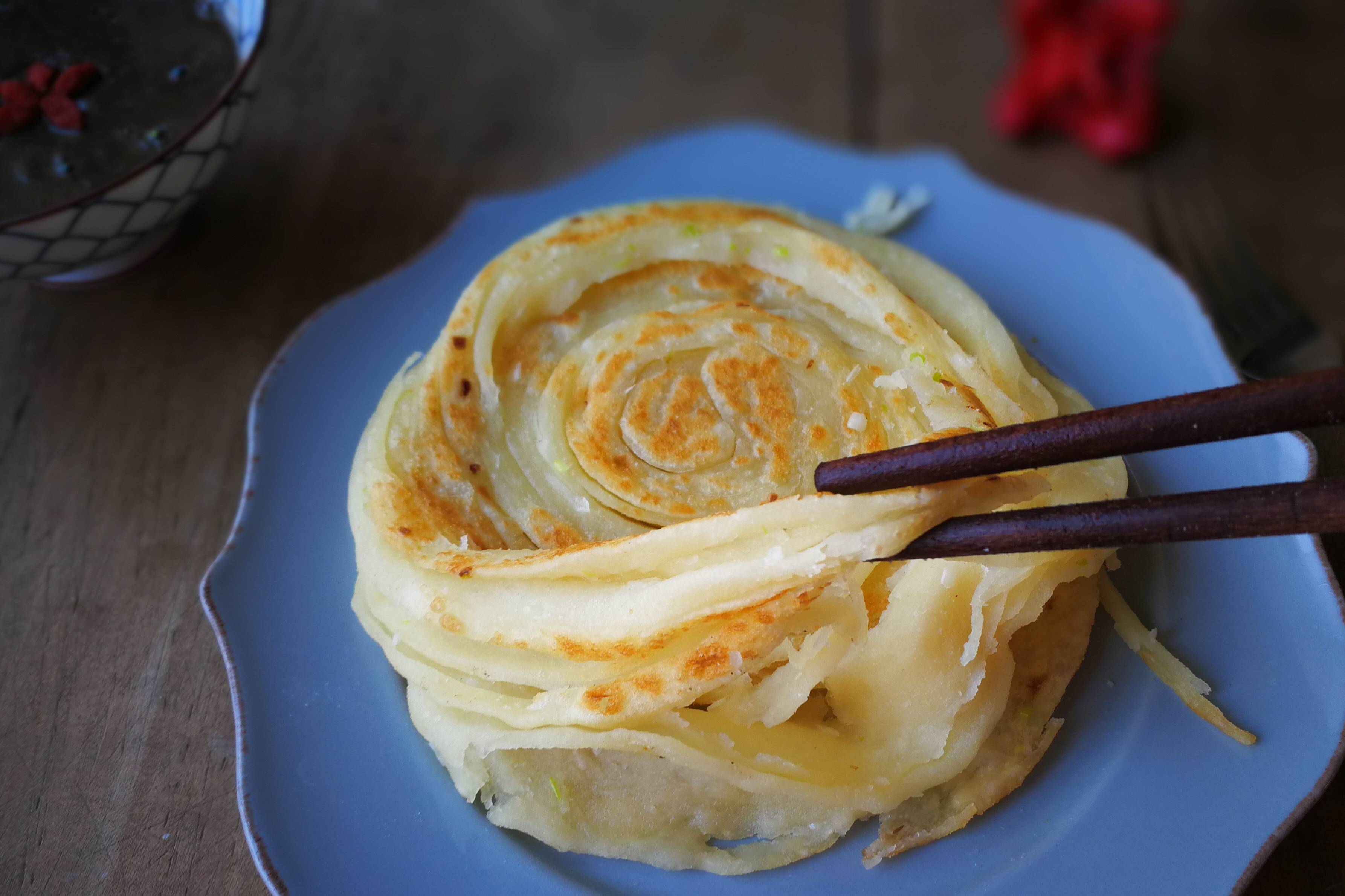 我做的手抓饼有1000层,放凉了也很软,自己烙的就是香!_葱花_口感_清水