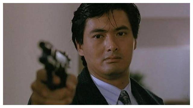 周润发则延续了《上海滩》中的英雄形象,在片中再次展现出冷酷帅气的