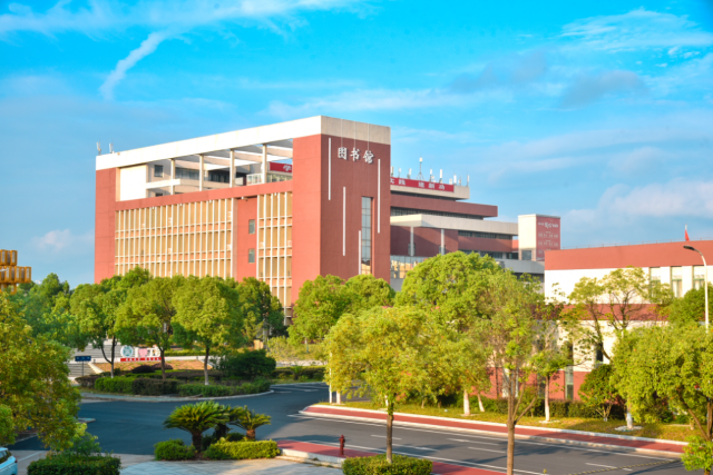 就业率持续高涨,秘诀是它_毕业生_工贸_职场