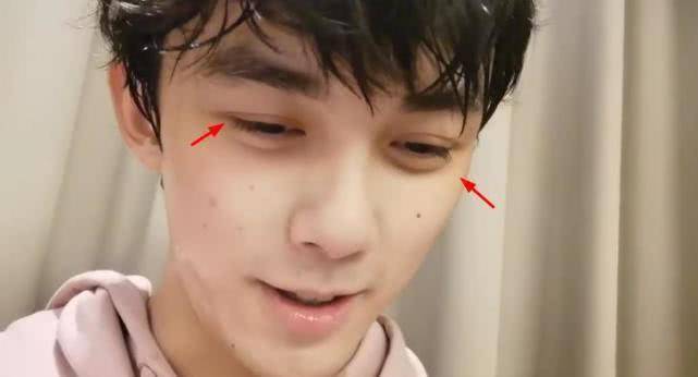 吴磊近照堪称"睫毛精",当镜头贴脸上,素颜双眼皮比p的还自然_小时候