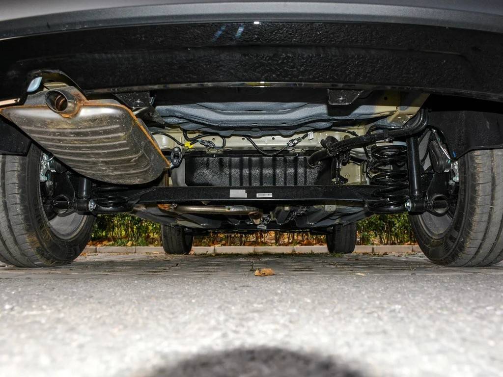 非独立悬挂:整体桥式,硬汉专属整体桥非独立悬挂的结构既简单又特殊