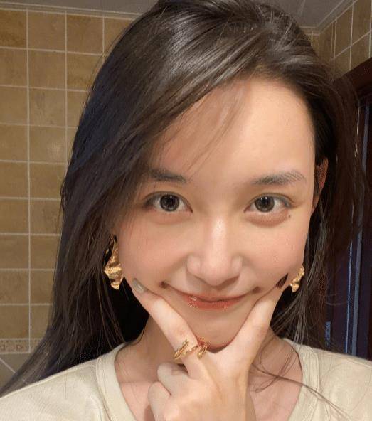 蒋依依穿中戏羽绒服参加活动,生图发量厚实,央视镜头下依然漂亮_低调