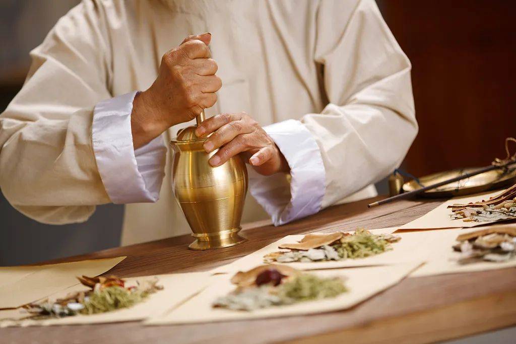 答案就藏在医圣张仲景的六经理论之中,而且一张非常有名的"万能"经方