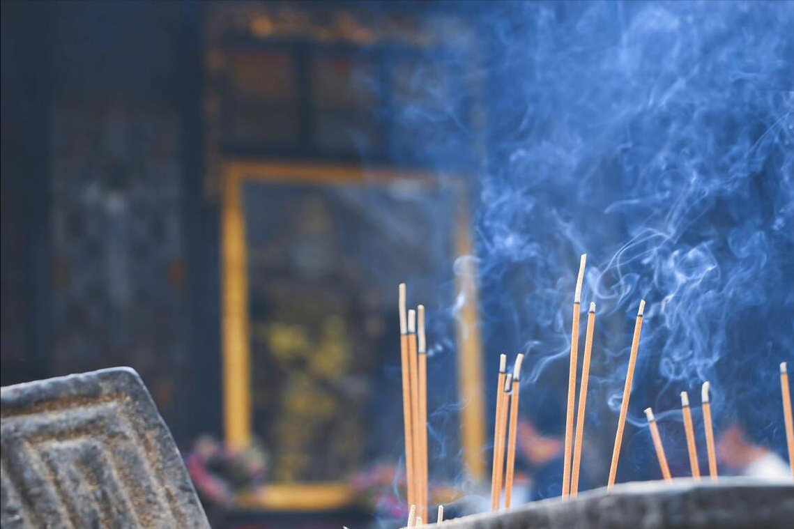 烧香时,为何是三根?分别代表什么?很多人不知道