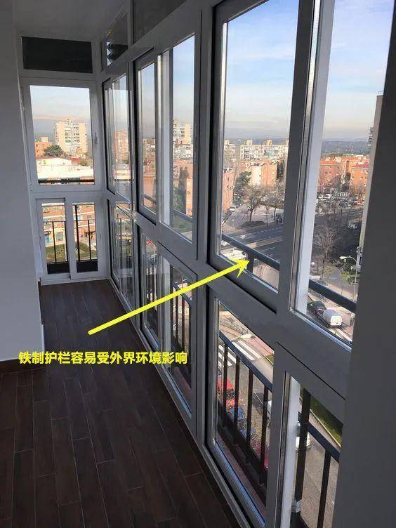 封阳台护栏位置之辩:室内还是室外?我家的选择告诉你答案!