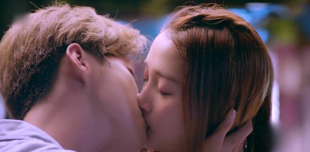 关晓彤事业迎来巅峰,又一次荣登榜首,王一博只能屈居第二,易烊千玺第