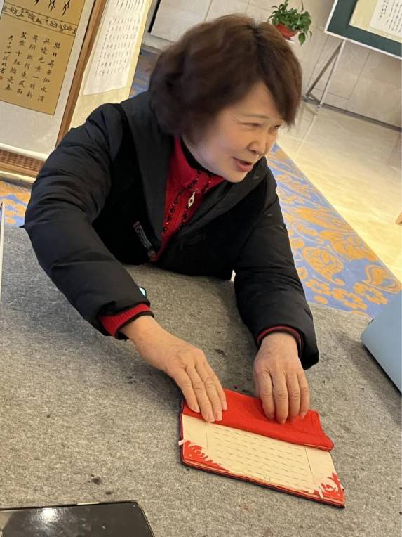 女书人——盛开在江永的玫瑰_何艳新_何跃娟_工作