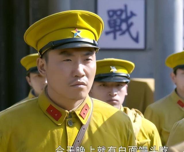 抗日神剧中的八路军离谱伙食,咖啡卷饼午餐肉,吃得