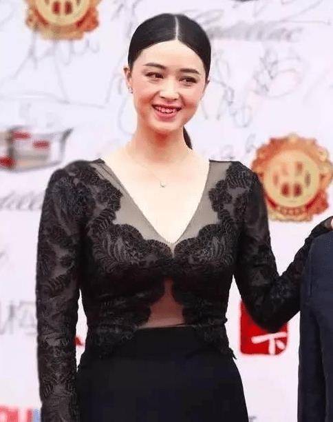 蒋欣不愧是"丰满女神",一袭深v连衣裙 高开叉,气场太强大_身材_女性