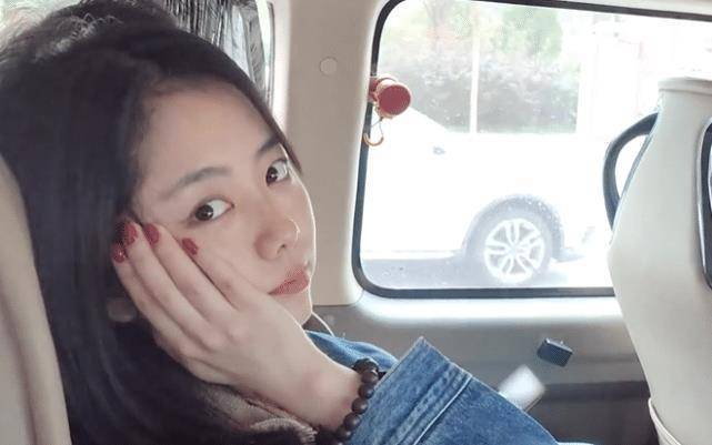 谭松韵晒日常,31岁年纪却打扮像学生,助理镜头下不化妆更显小_时候